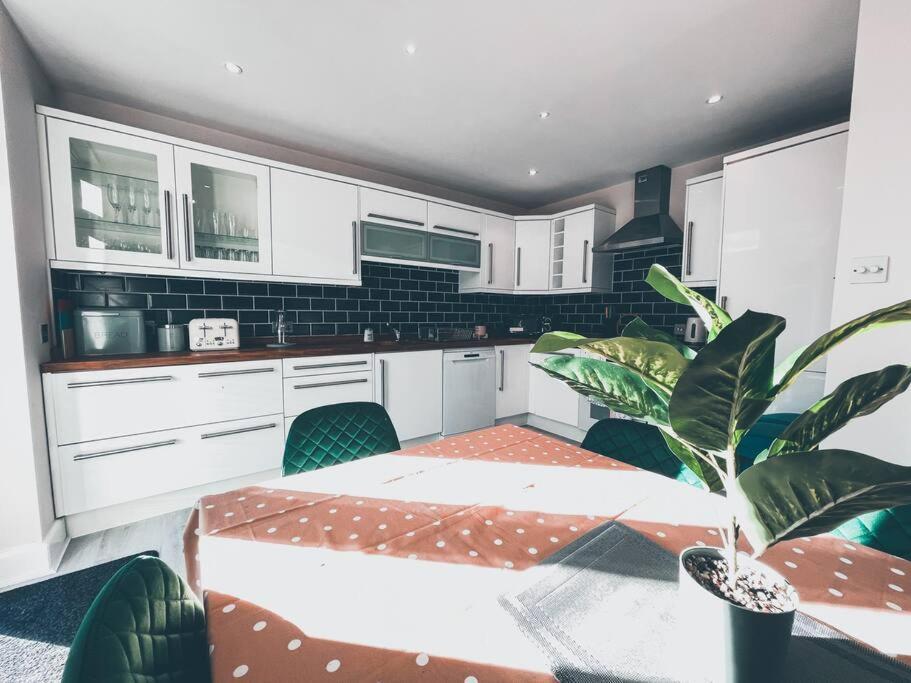 Apartament Modern 3 Ground Floor Parking And Garden Bournemouth Zewnętrze zdjęcie